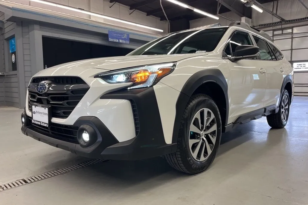 2025 Subaru Outback Base photo 1