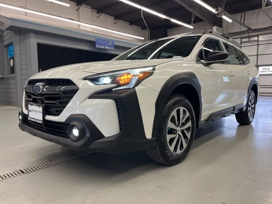 2025 Subaru Outback Base photo 1