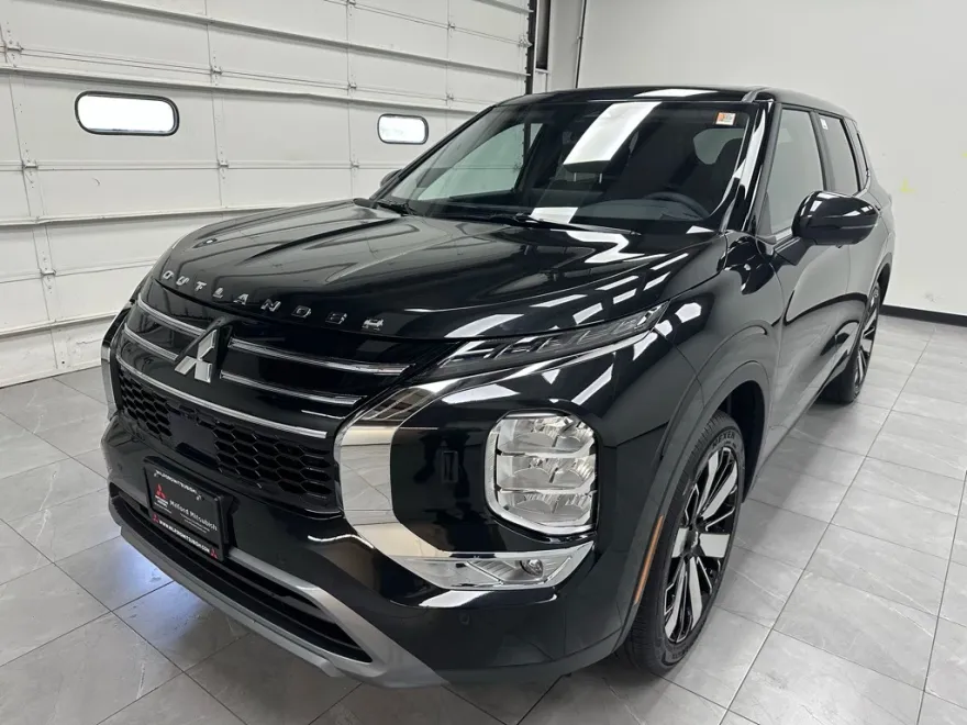 2025 Mitsubishi Outlander SE photo 1