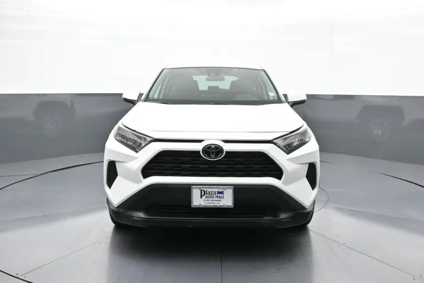 2022 Toyota RAV4 LE photo 1