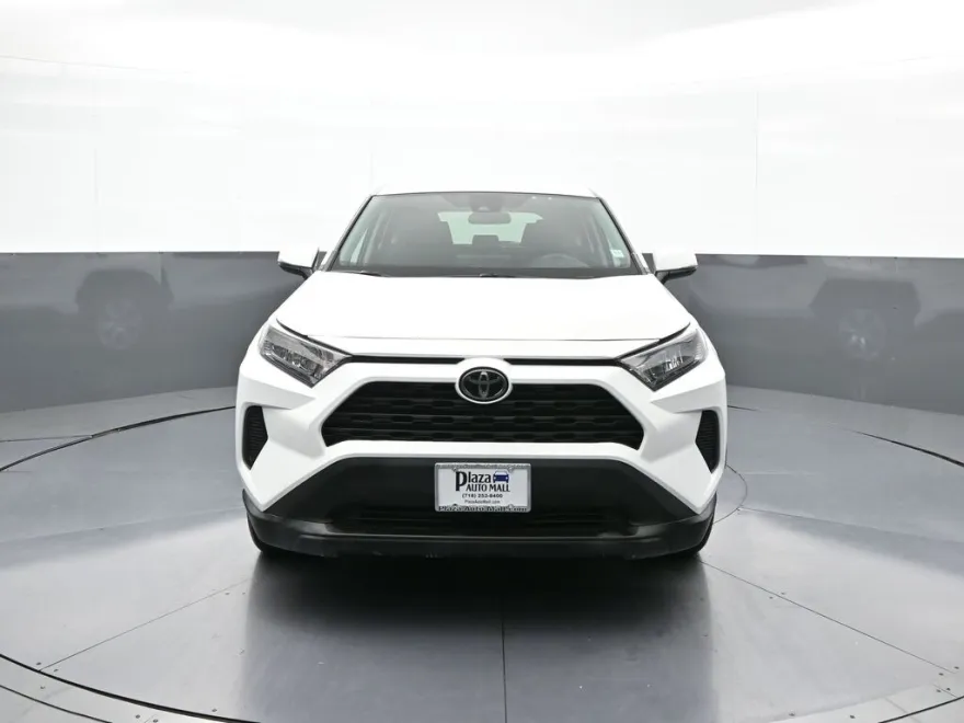 2022 Toyota RAV4 LE photo 1