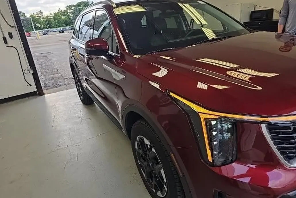2025 Kia Sorento S photo 1