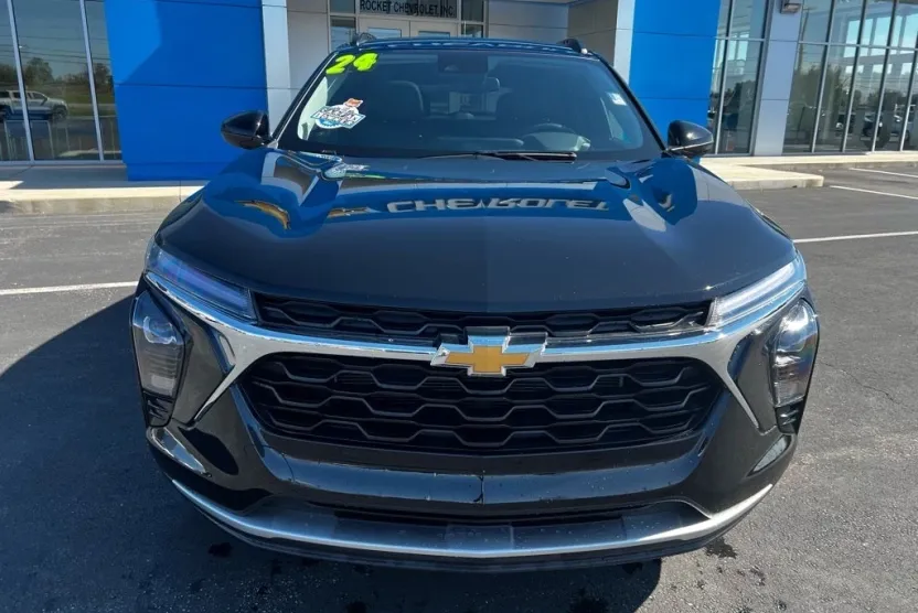 2024 Chevrolet Trax LT photo 1
