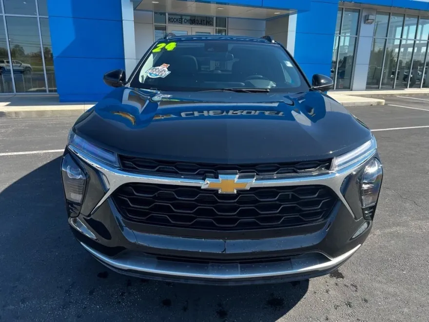 2024 Chevrolet Trax LT photo 1