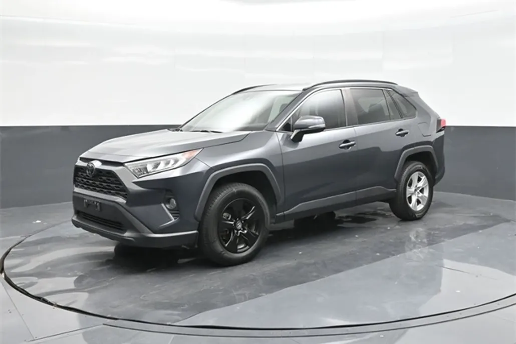 2020 Toyota RAV4 XLE photo 1