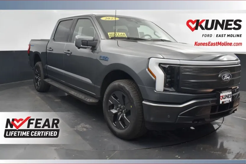 2025 Ford F-150 Lightning Lariat photo 1