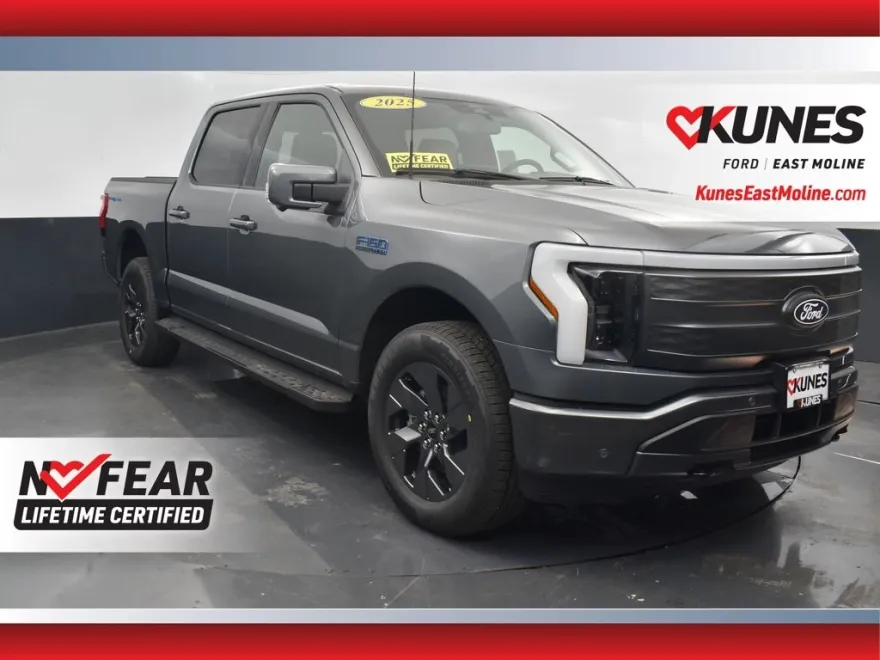 2025 Ford F-150 Lightning Lariat photo 1