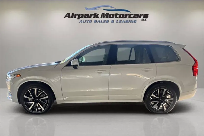 2021 Volvo XC90 T6 Momentum photo 1