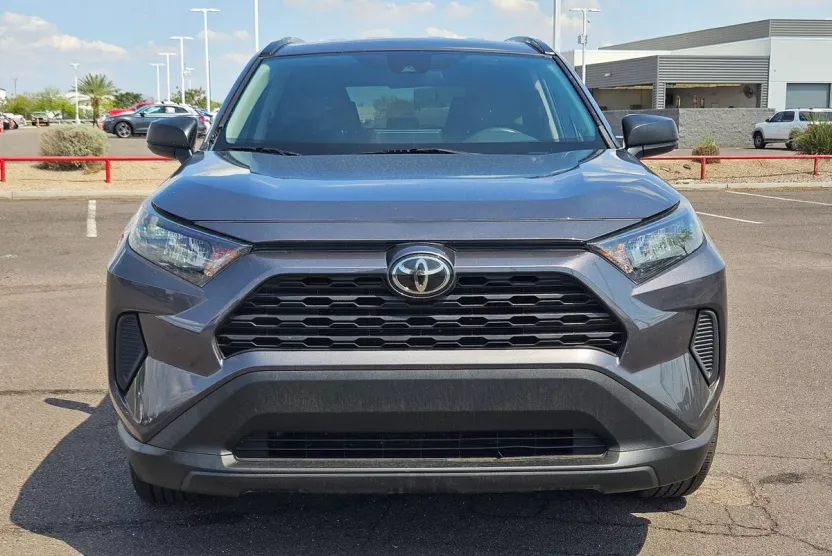 2019 Toyota RAV4 LE photo 1