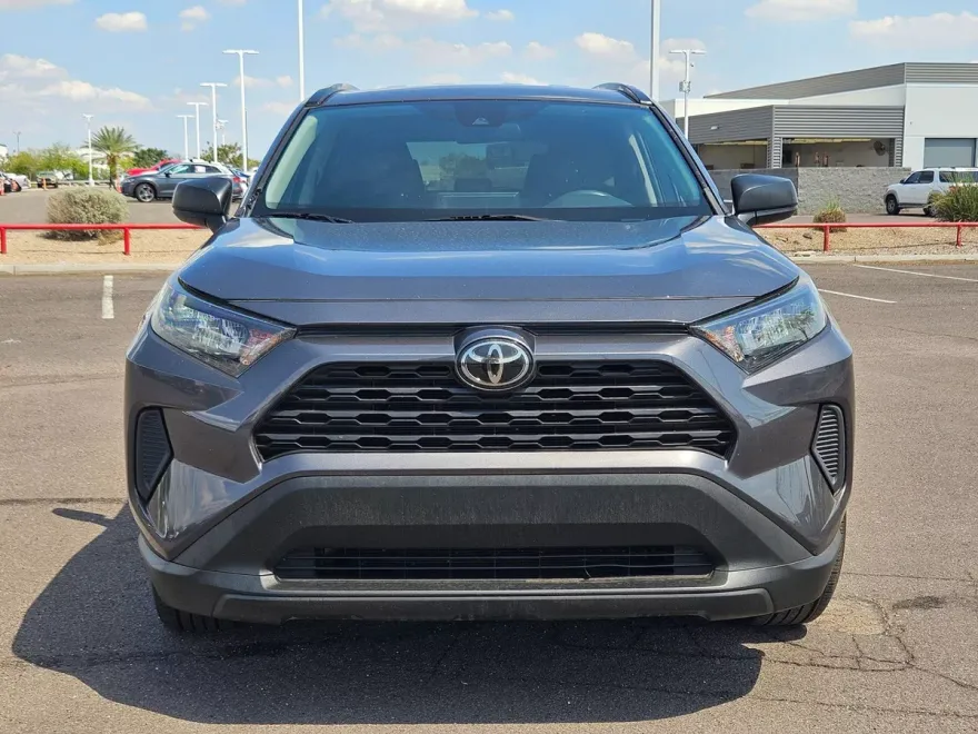 2019 Toyota RAV4 LE photo 1