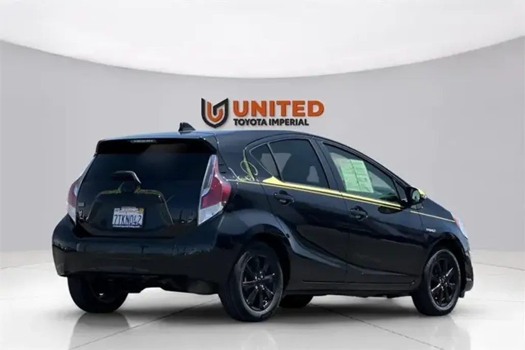 2016 Toyota Prius C Four photo 1