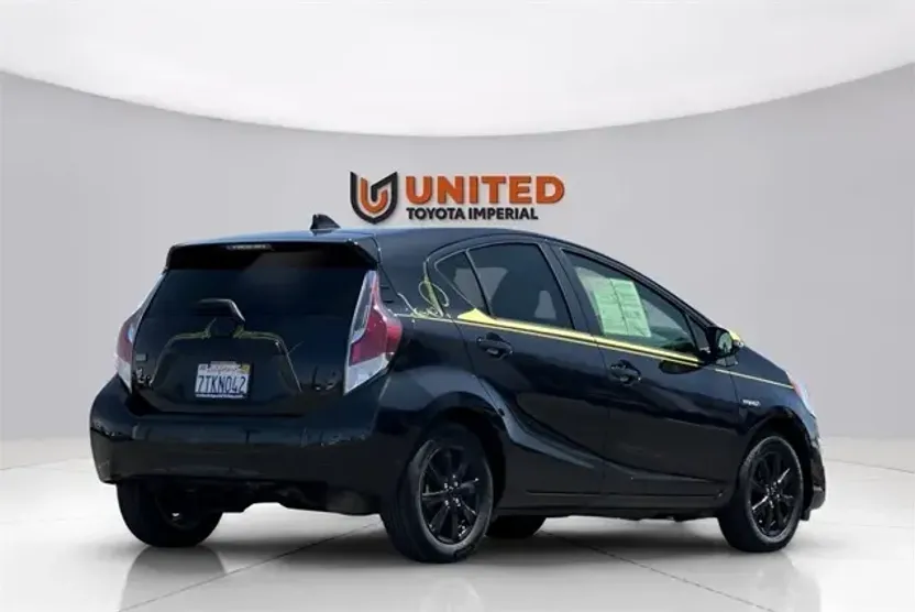 2016 Toyota Prius C Four photo 1