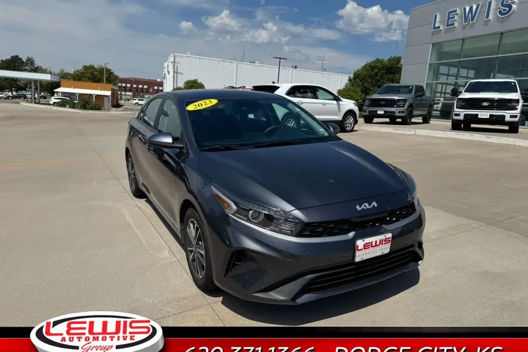 2023 Kia Forte LXS photo 1