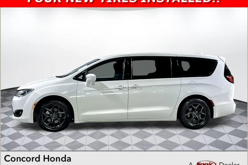 2018 Chrysler Pacifica Touring Plus photo 1