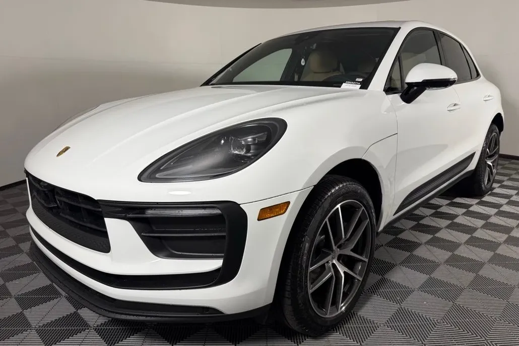 2025 Porsche Macan T photo 1