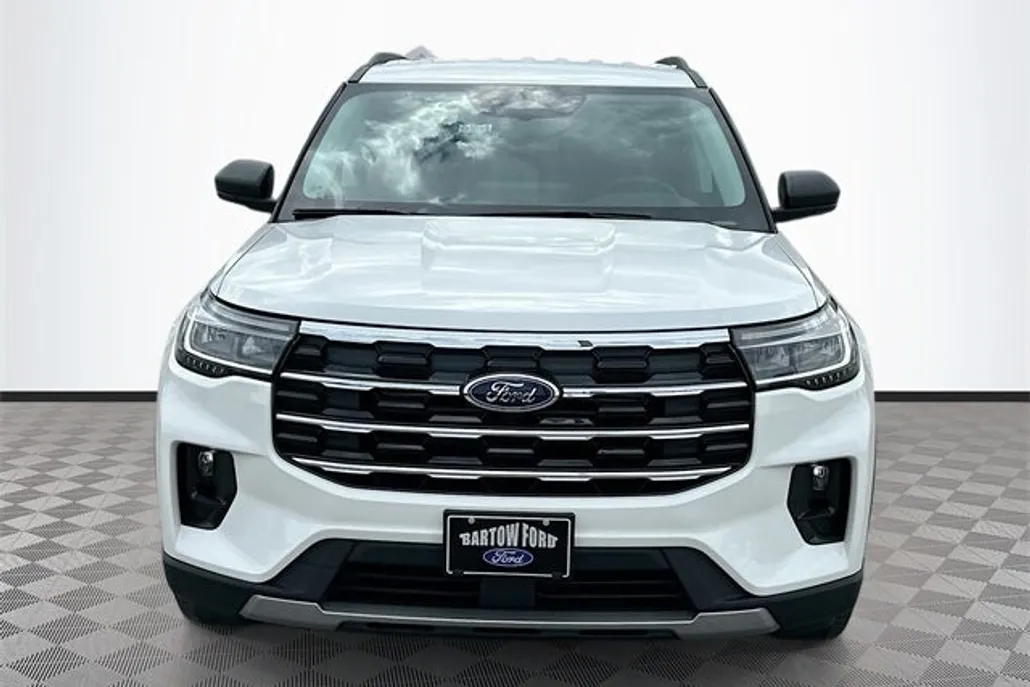 2025 Ford Explorer photo 1