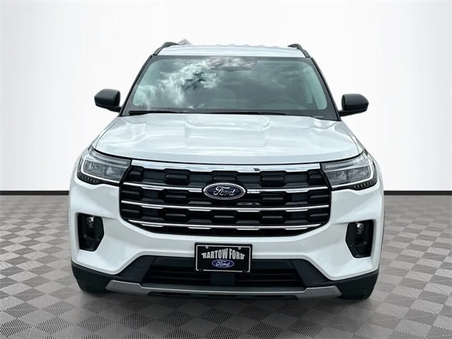 2025 Ford Explorer photo 1