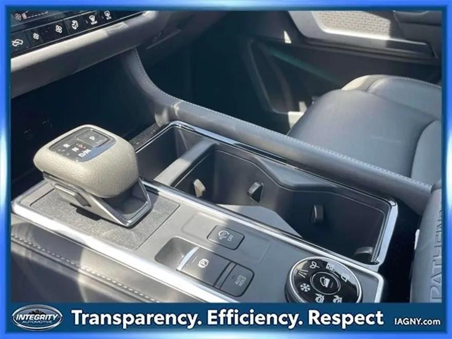 2024 Nissan Pathfinder SL photo 28