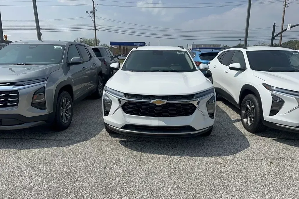 2025 Chevrolet Trax LT photo 1