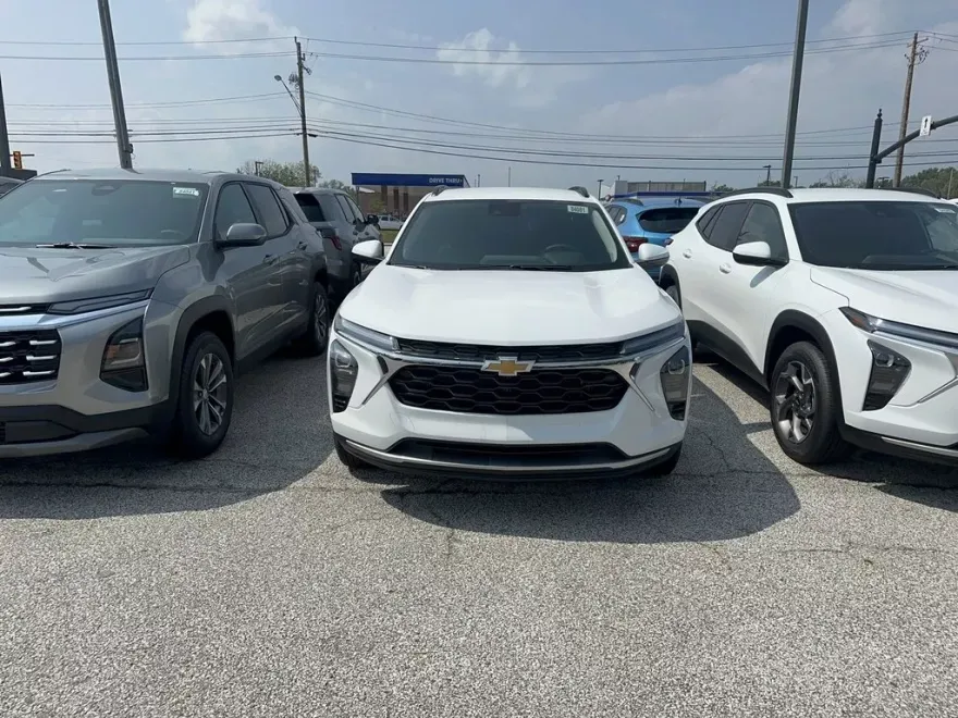 2025 Chevrolet Trax LT photo 1