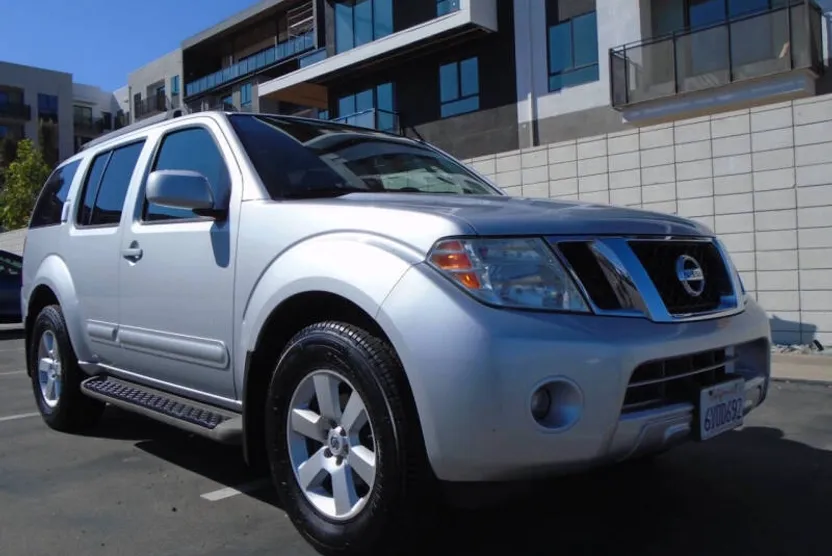 2012 Nissan Pathfinder SV photo 1