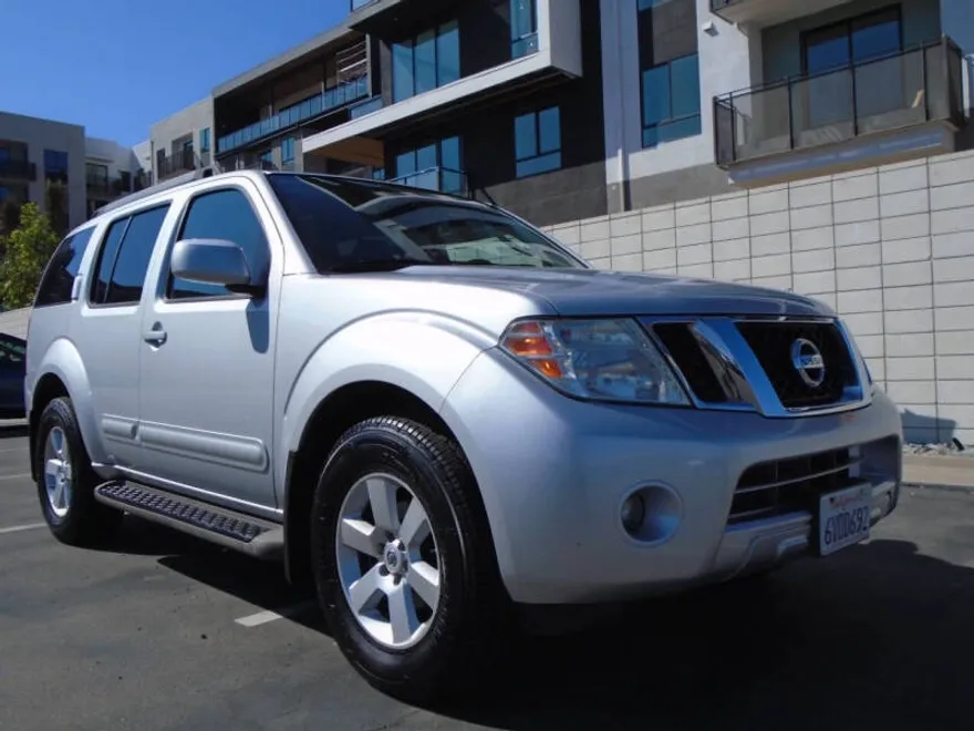 2012 Nissan Pathfinder SV photo 1