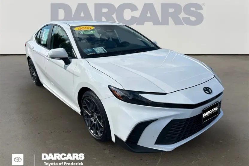 2025 Toyota Camry SE photo 1