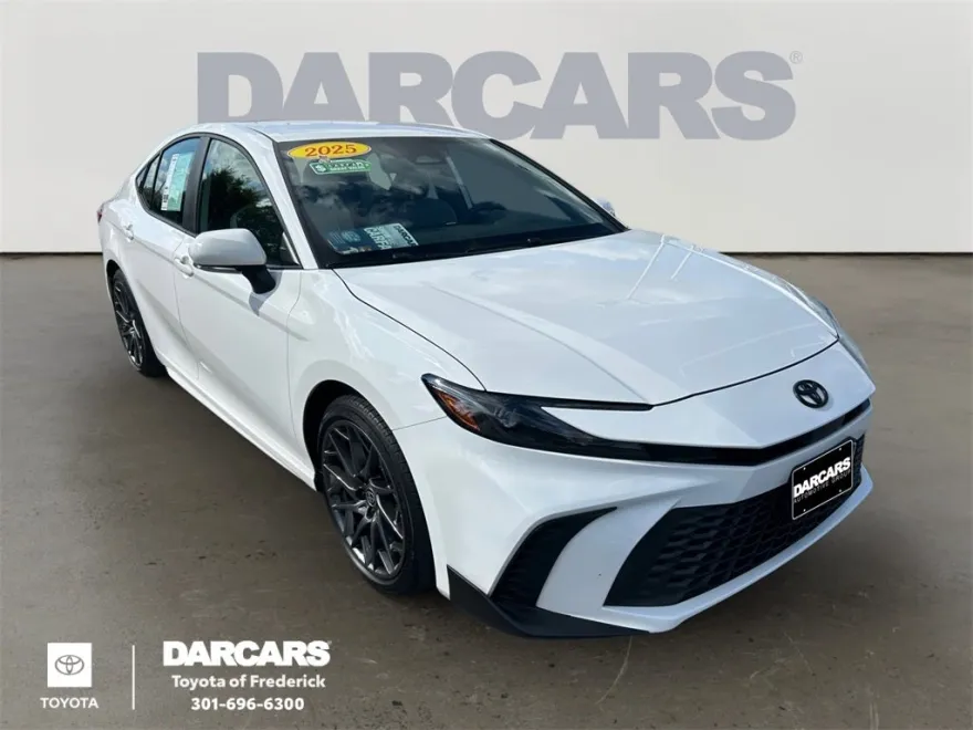 2025 Toyota Camry SE photo 1
