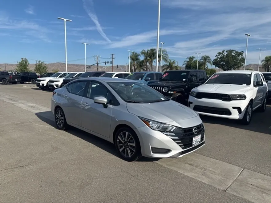 2023 Nissan Versa 1.6 SV photo 1