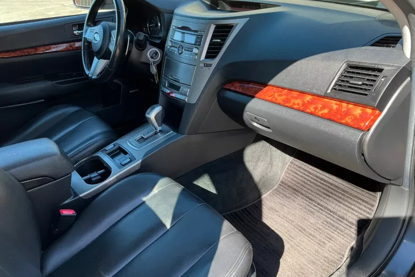 2011 Subaru Legacy 2.5i Limited photo 1