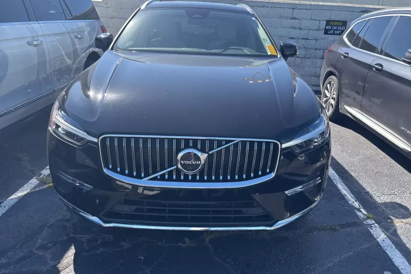 2023 Volvo XC60 B5 Plus photo 1