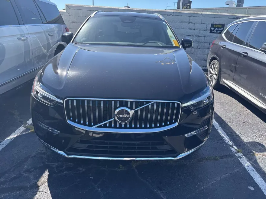2023 Volvo XC60 B5 Plus photo 1