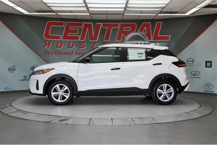 2025 Nissan Kicks Play S photo 1