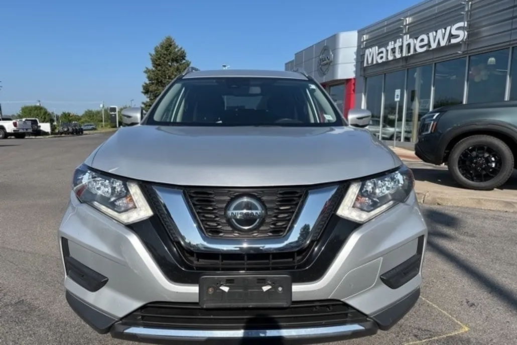 2020 Nissan Rogue SV photo 1