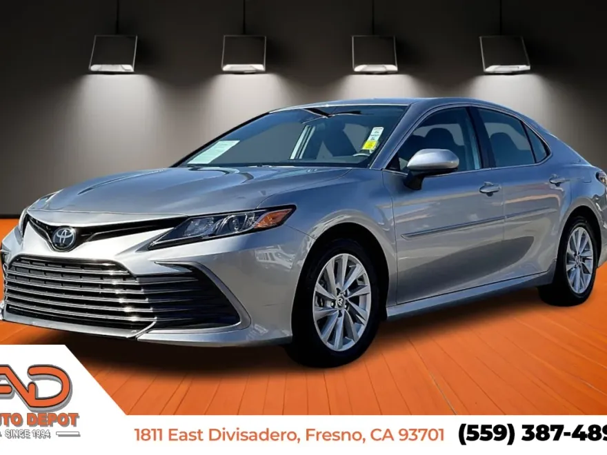 2023 Toyota Camry LE photo 1