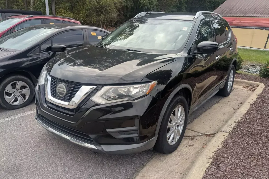 2018 Nissan Rogue SV photo 1