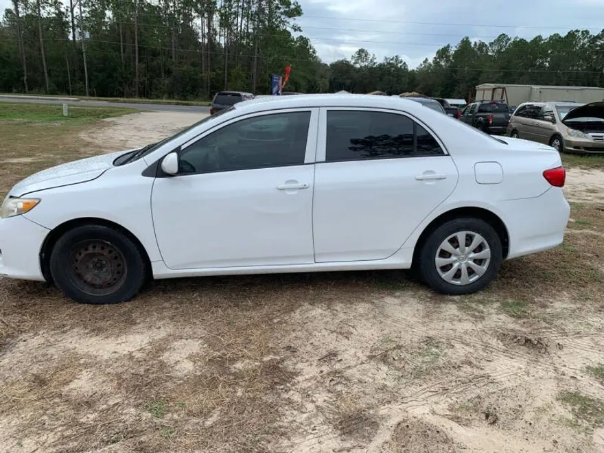 2009 Toyota Corolla LE photo 1
