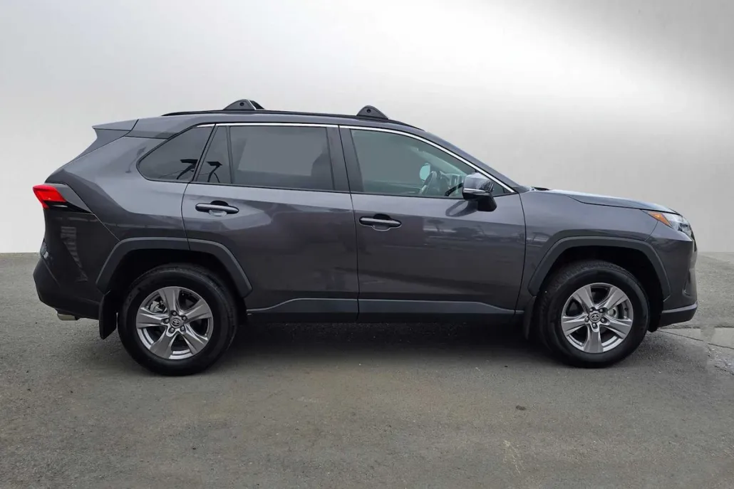 2023 Toyota RAV4 XLE photo 1