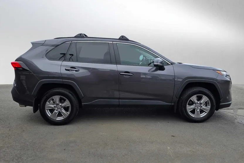 2023 Toyota RAV4 XLE photo 1