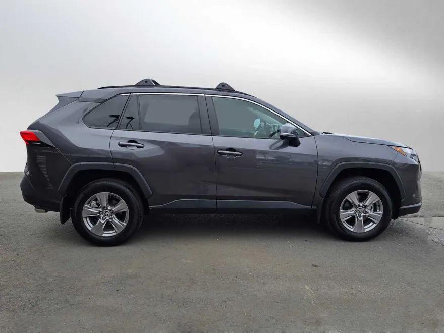 2023 Toyota RAV4 XLE photo 1