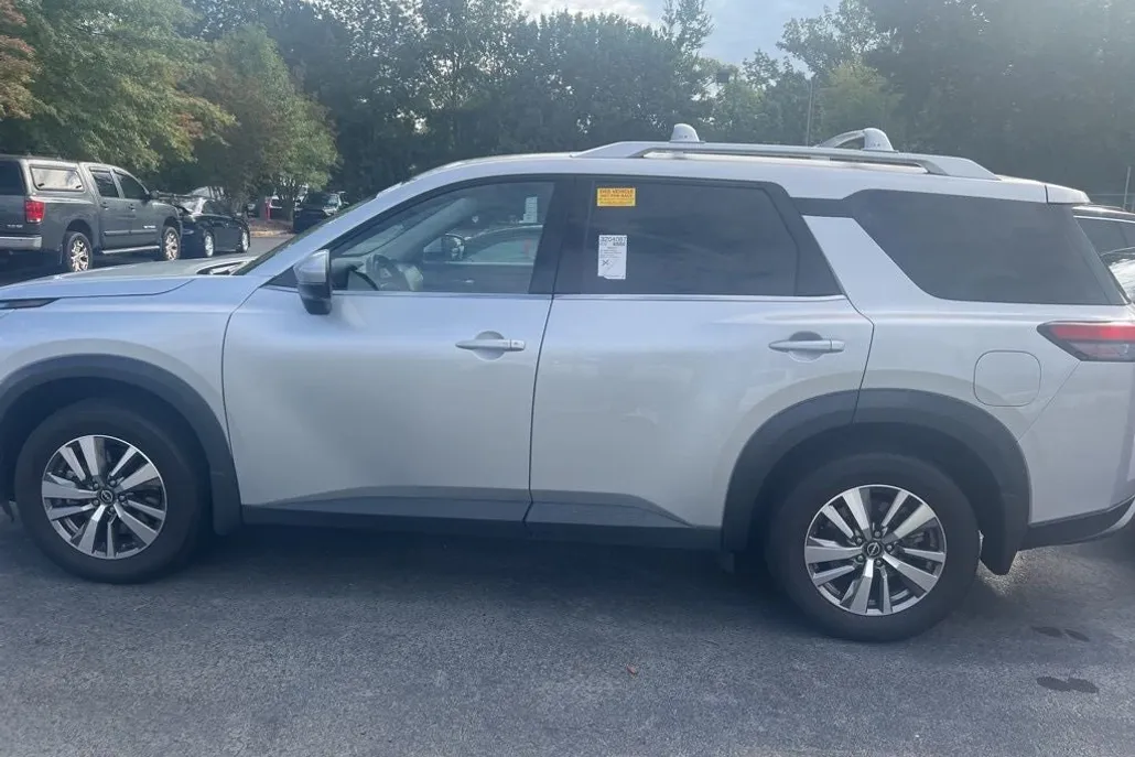 2023 Nissan Pathfinder SL photo 1