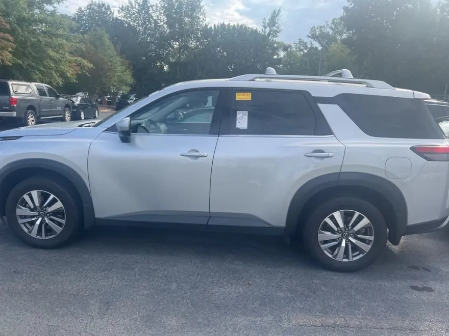 2023 Nissan Pathfinder SL photo 1
