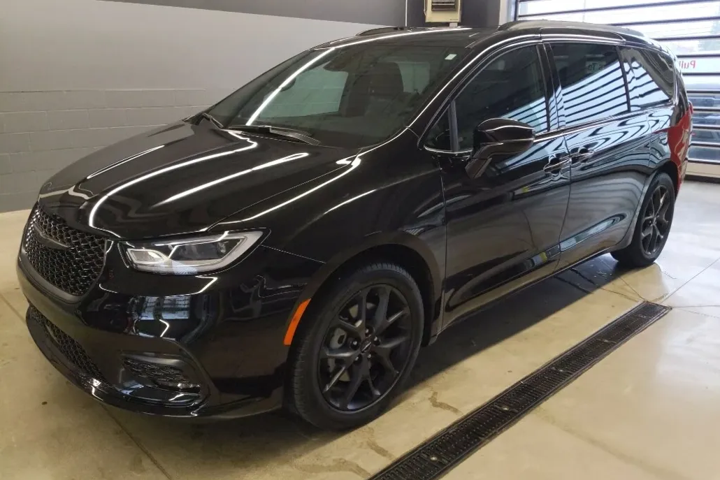 2024 Chrysler Pacifica Touring L photo 1