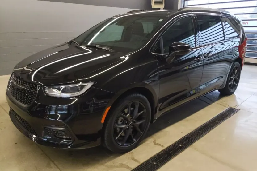 2024 Chrysler Pacifica Touring L photo 1