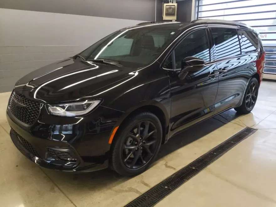 2024 Chrysler Pacifica Touring L photo 1