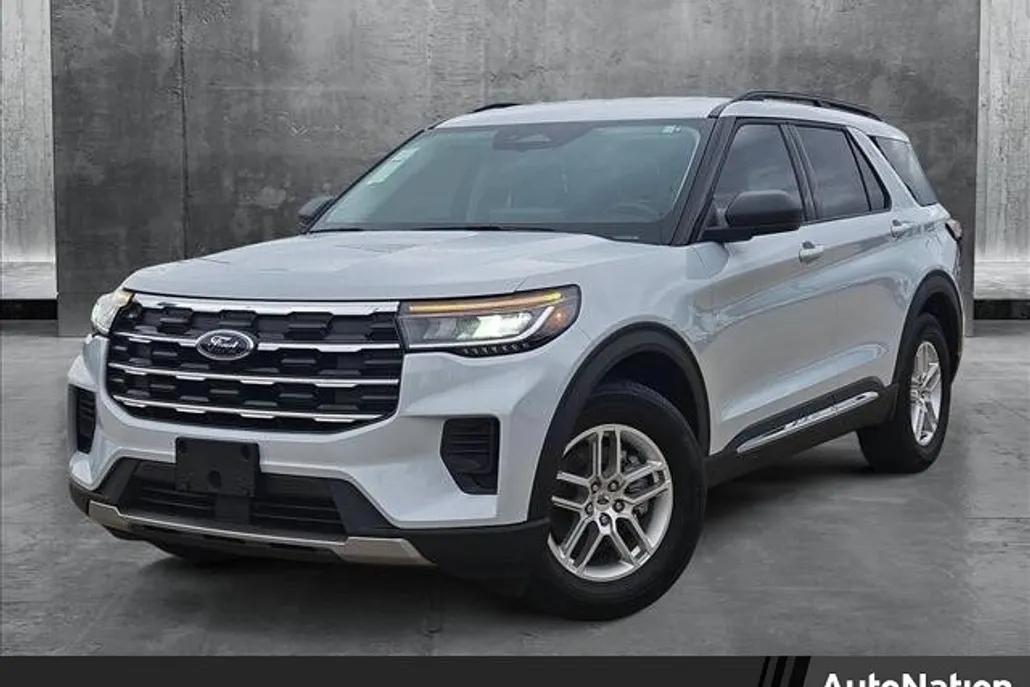 2025 Ford Explorer photo 1