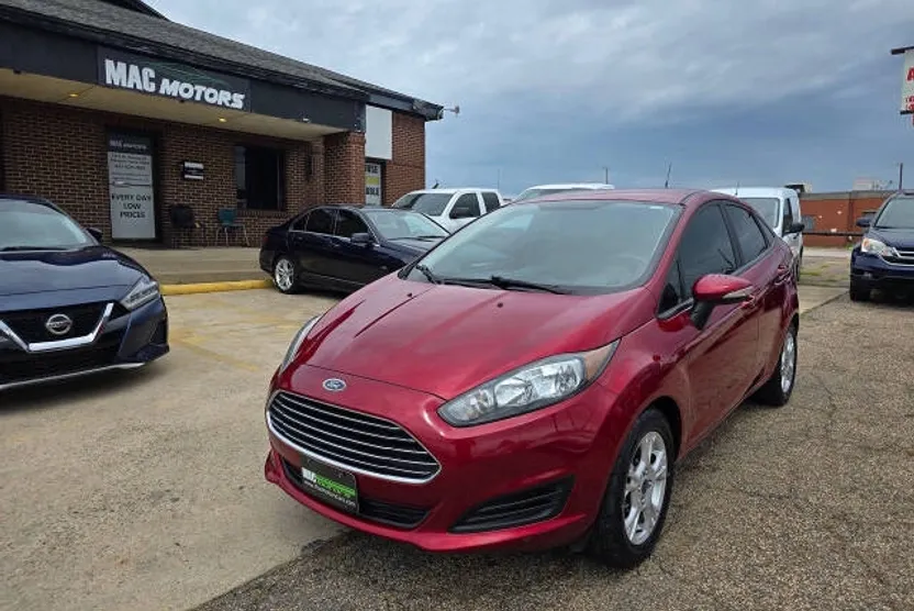 2015 Ford Fiesta SE photo 1
