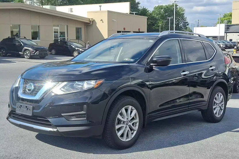 2017 Nissan Rogue SV photo 1