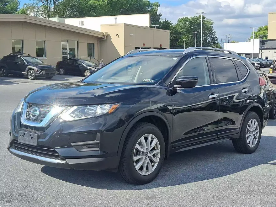 2017 Nissan Rogue SV photo 1