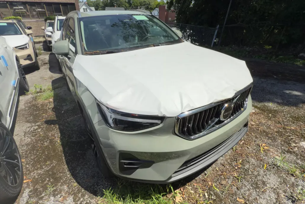 2025 Volvo XC40 photo 1
